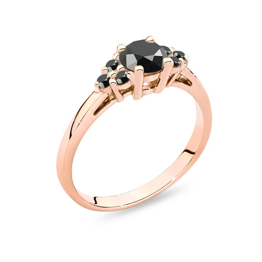 Ring aus 14 Karat (585) Roségold mit einem zentralen schwarzen Diamanten von 0,50 ct und einer Seitenreihe aus 6 x 0,03 ct schwarzen Diamanten. Perfekt als Geschenk.