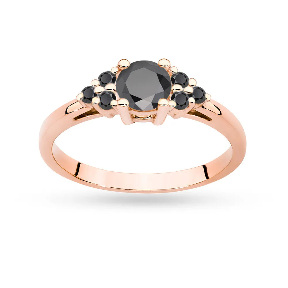 Ring aus 14 Karat (585) Roségold mit einem zentralen schwarzen Diamanten von 0,50 ct und einer Seitenreihe aus 6 x 0,03 ct schwarzen Diamanten. Perfekt als Geschenk.
