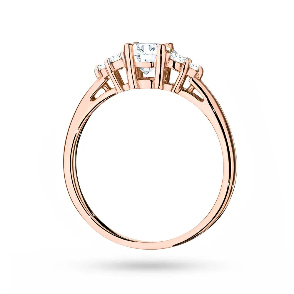 Ring aus 14 Karat (585) Roségold mit 0,60 ct weißem Saphir und 6 Diamanten. Perfekt als Geschenk.