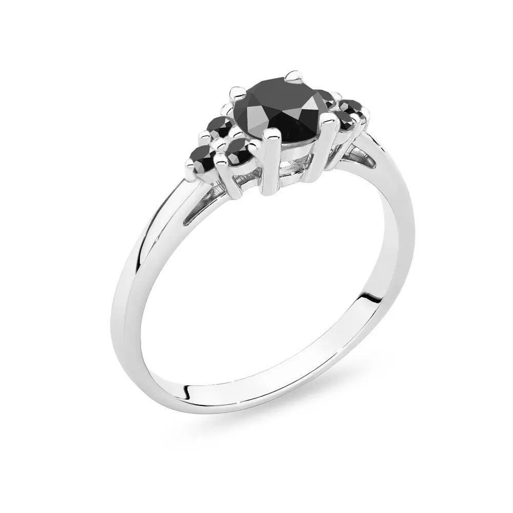 Ring aus 14-karätigem (585) Weißgold mit einem zentralen schwarzen Diamanten von 0,50 ct und einer Seitenlinie aus 6 x 0,03 ct schwarzen Diamanten. Perfekt als Geschenk.