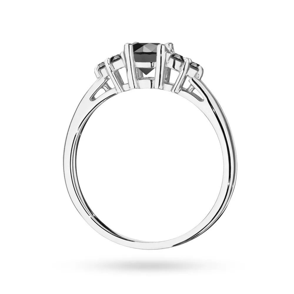 Ring aus 14-karätigem (585) Weißgold mit einem zentralen schwarzen Diamanten von 0,50 ct und einer Seitenlinie aus 6 x 0,03 ct schwarzen Diamanten. Perfekt als Geschenk.