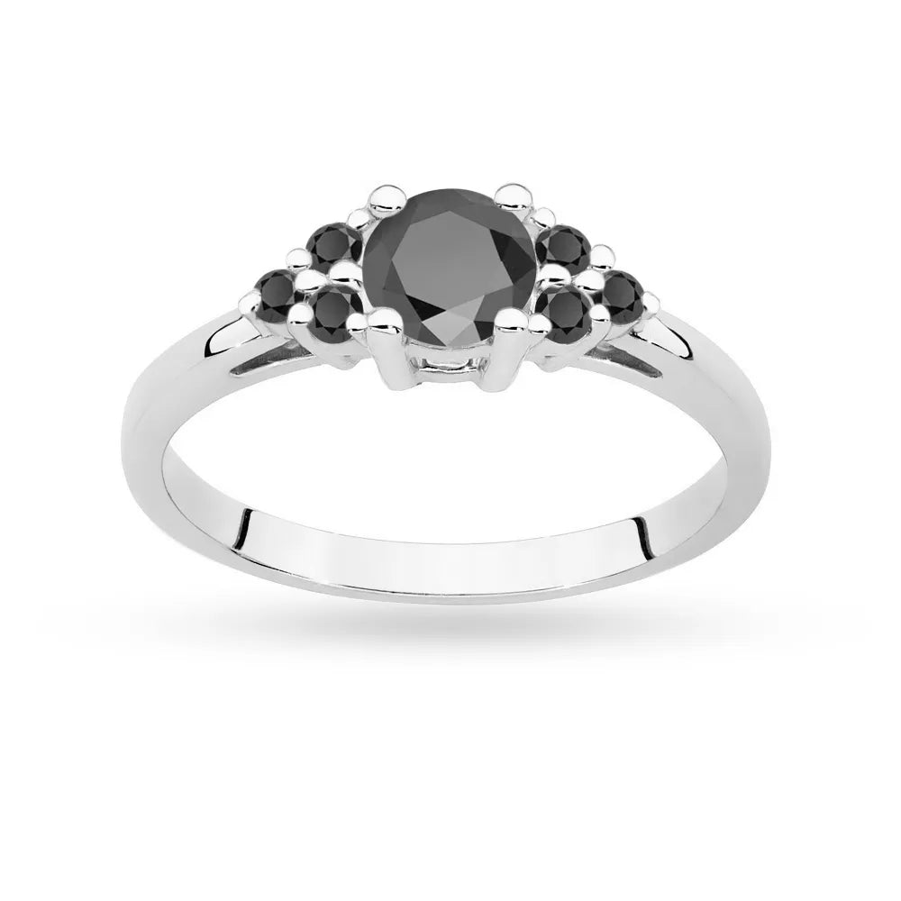 Ring aus 14-karätigem (585) Weißgold mit einem zentralen schwarzen Diamanten von 0,50 ct und einer Seitenlinie aus 6 x 0,03 ct schwarzen Diamanten. Perfekt als Geschenk.