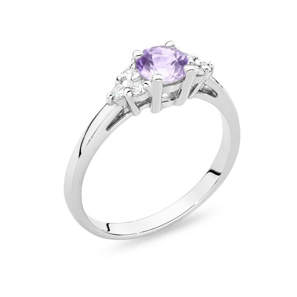 Ring aus 14-karätigem (585) Weißgold mit 0,50 ct Amethyst und 6 Diamanten. Perfekt als Geschenk.