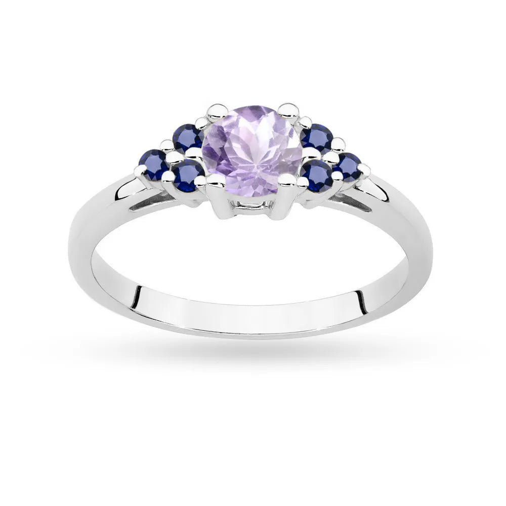Ring aus 14 Karat (585) Weißgold mit 0,50 ct Amethyst und 6 Saphiren. Perfekt als Geschenk.