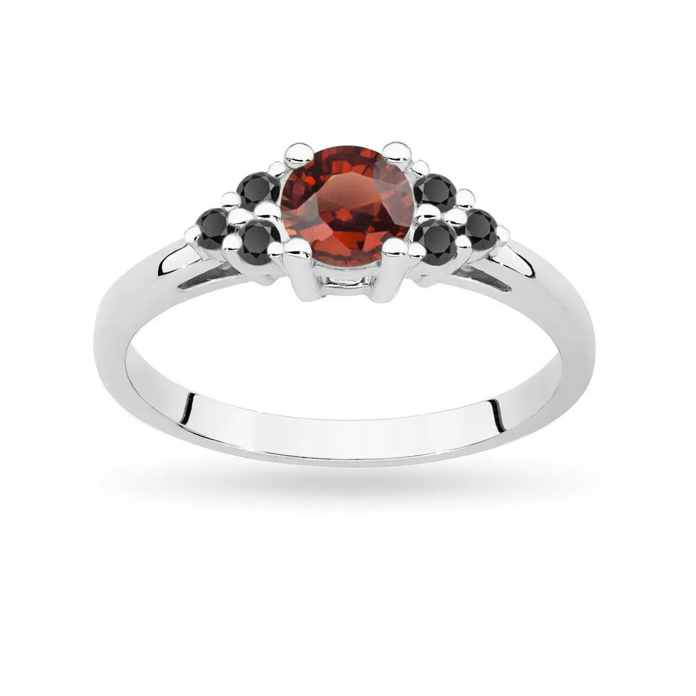Ring aus 14-karätigem (585) Weißgold mit 0,60 ct Granat und 6 schwarzen Diamanten. Perfekt als Geschenk.