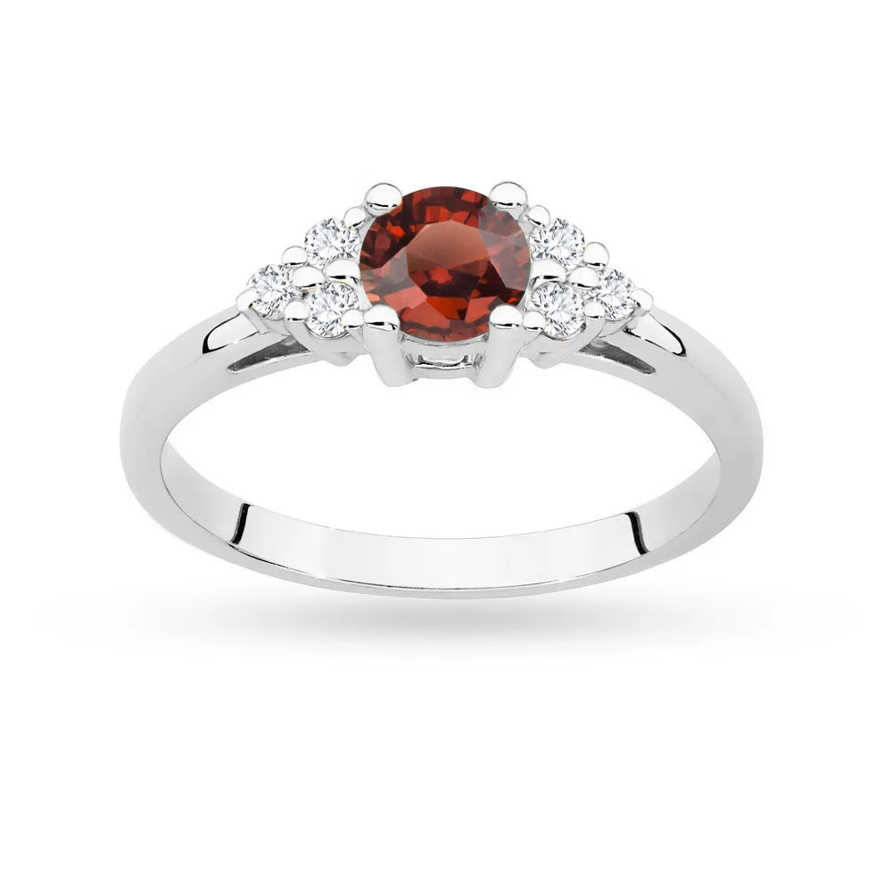 Ring aus 14-karätigem (585) Weißgold mit 0,60 ct Granat und 6 Diamanten. Perfekt als Geschenk.
