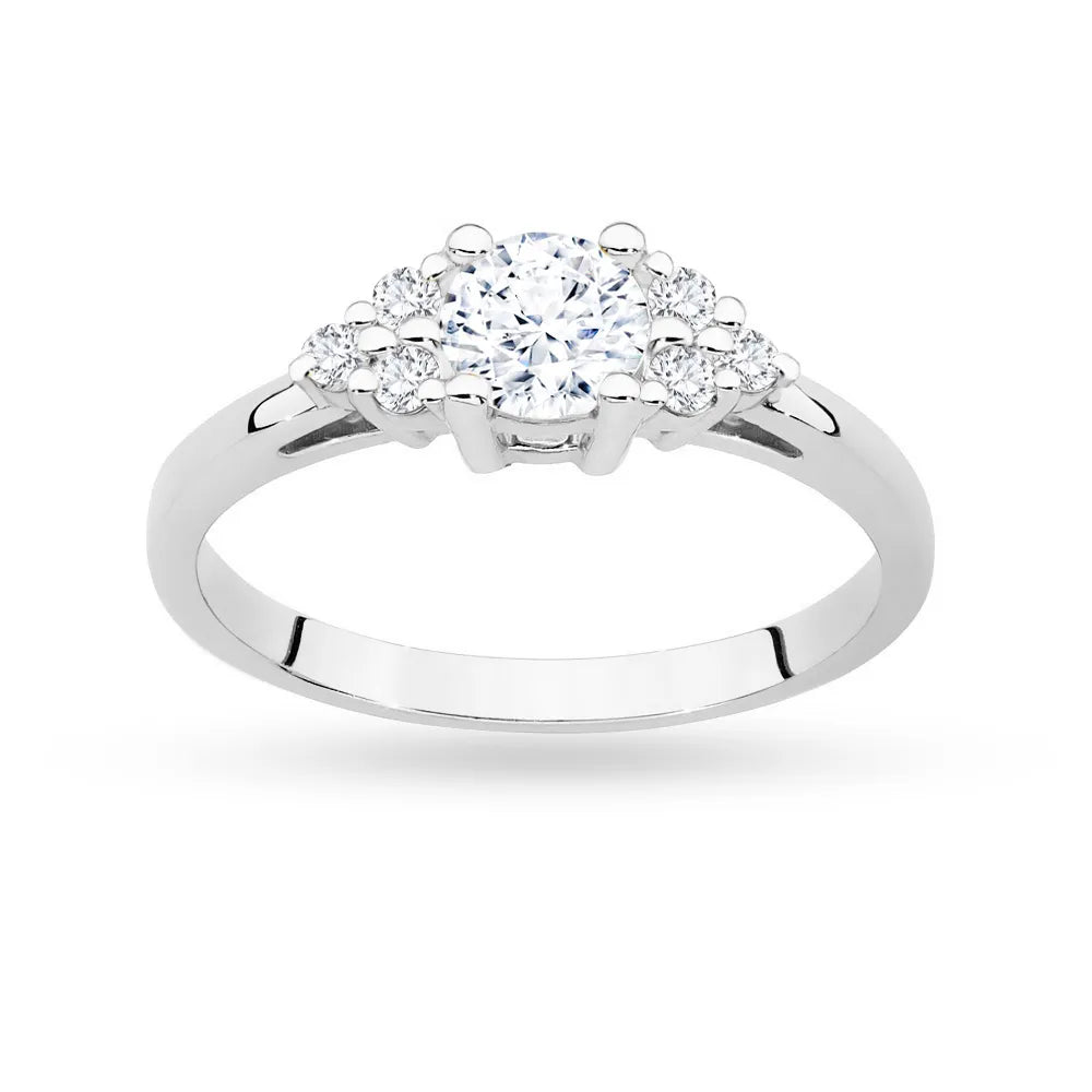 Ring aus 14-karätigem (585) Weißgold mit 0,60 ct weißem Saphir und 6 Diamanten. Perfekt als Geschenk.