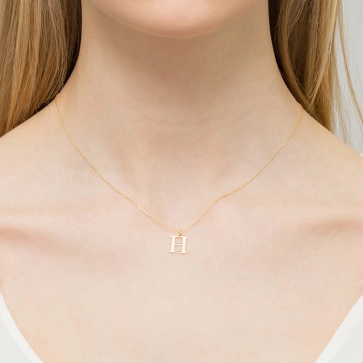 Zarte Halskette aus Gelbgold mit Buchstabenanhänger H und Diamant