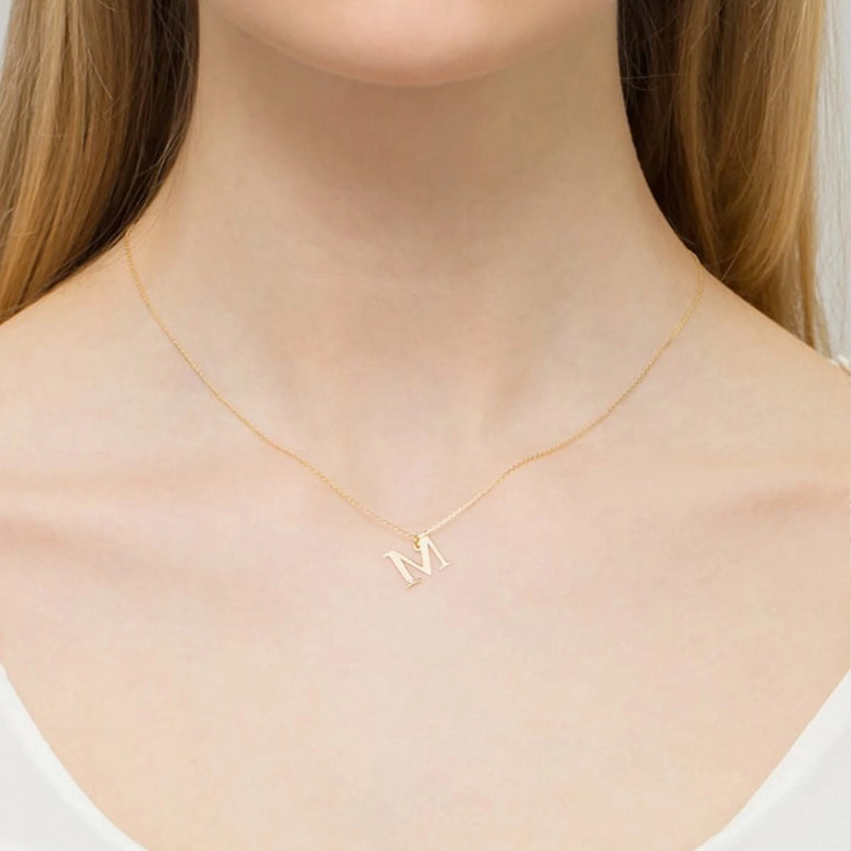 Zarte Halskette aus Gelbgold mit Buchstabenanhänger M und Diamant