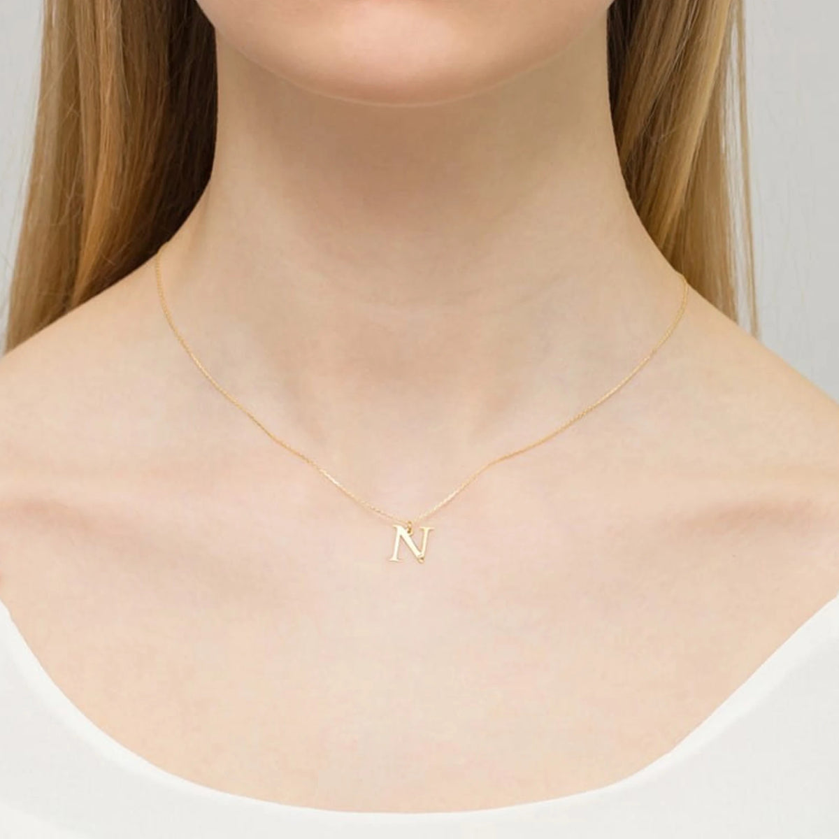 Zarte Halskette aus Gelbgold mit Buchstabenanhänger N und Diamant