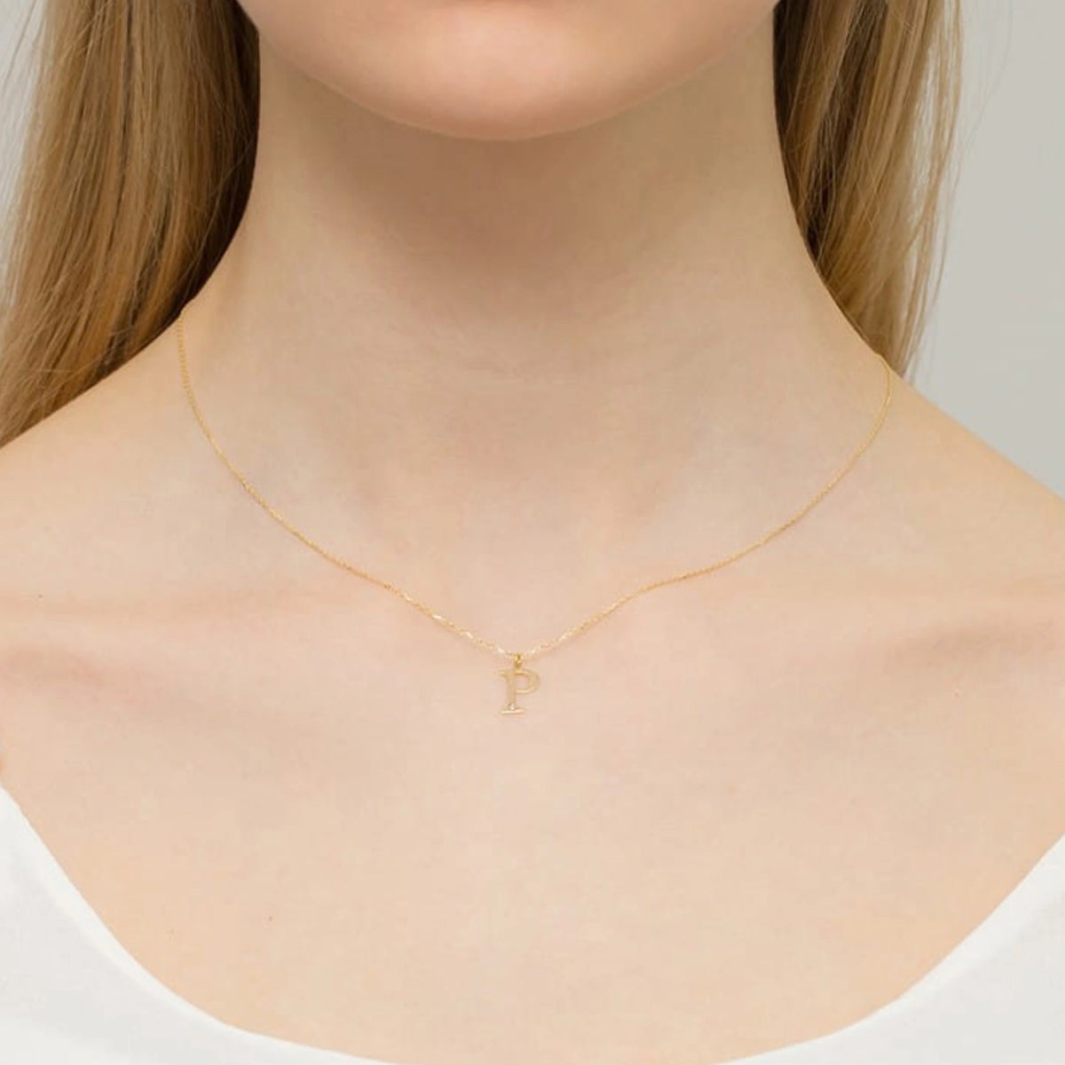Zarte Halskette aus Gelbgold mit Buchstabenanhänger P und Diamant