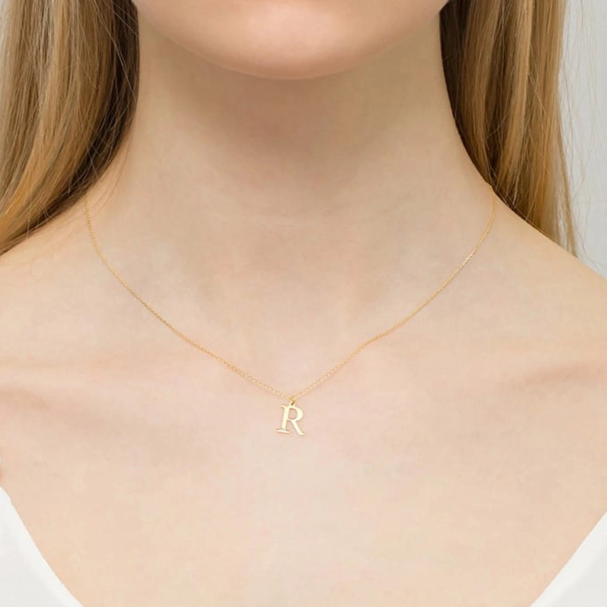 Zarte Halskette aus Gelbgold mit Buchstabenanhänger R und Diamant