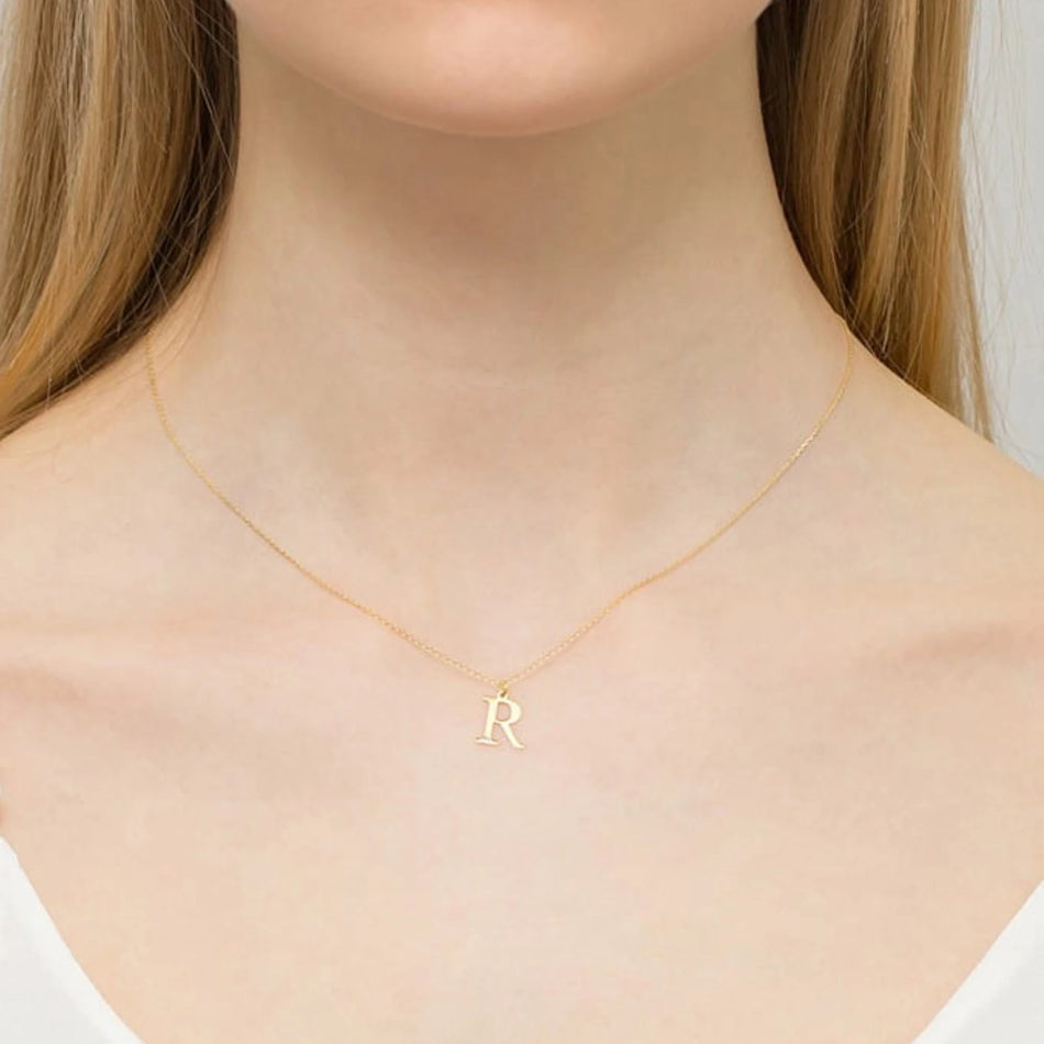 Zarte Halskette aus Gelbgold mit Buchstabenanhänger R und Diamant