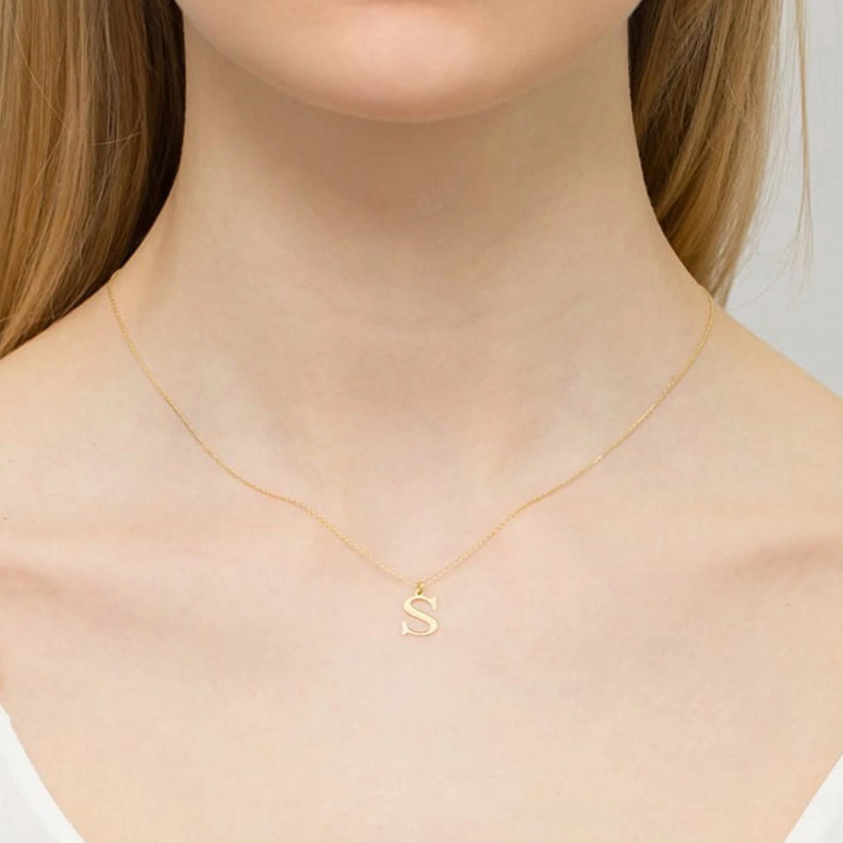 Zarte Halskette aus Gelbgold mit Buchstabenanhänger S und Diamant
