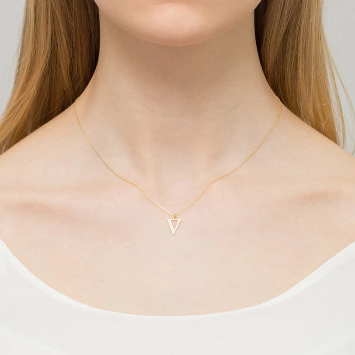 Zarte Halskette aus Gelbgold mit Buchstabenanhänger V und Diamant