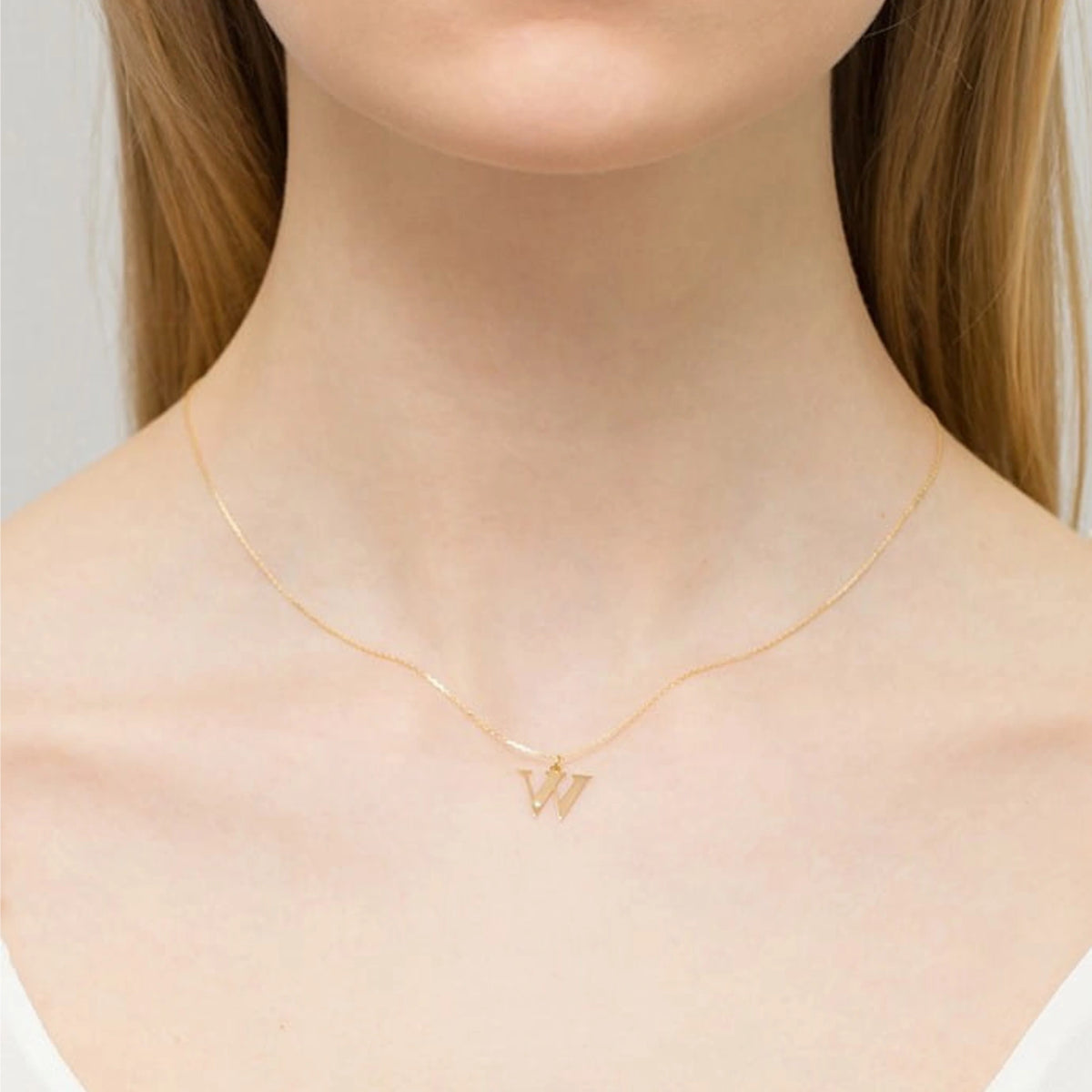 Zarte Halskette aus Gelbgold mit Buchstabenanhänger W und Diamant