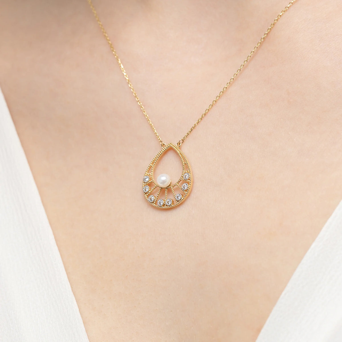 Halskette aus 14-karätigem (585) Gold mit Perle im Vintage-Stil. Bestellen Sie ein Geschenk für Mutter, Freundin oder Verlobte.