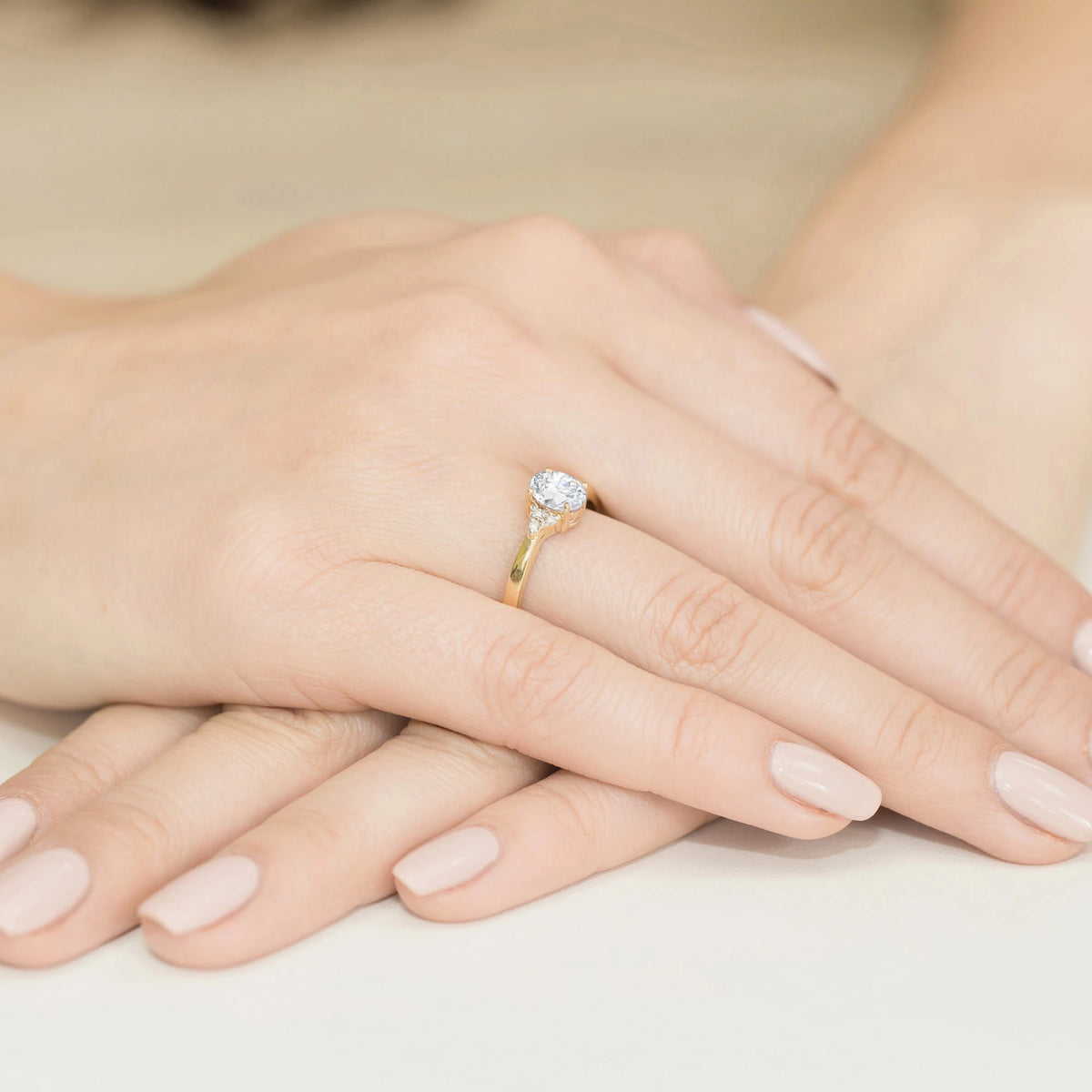 Ring aus 14-karätigem (585) Gold mit 0,70 ct und 0,052 ct Labor-Diamanten. Wird in einer eleganten Schachtel geliefert, die sich perfekt als Geschenk eignet.