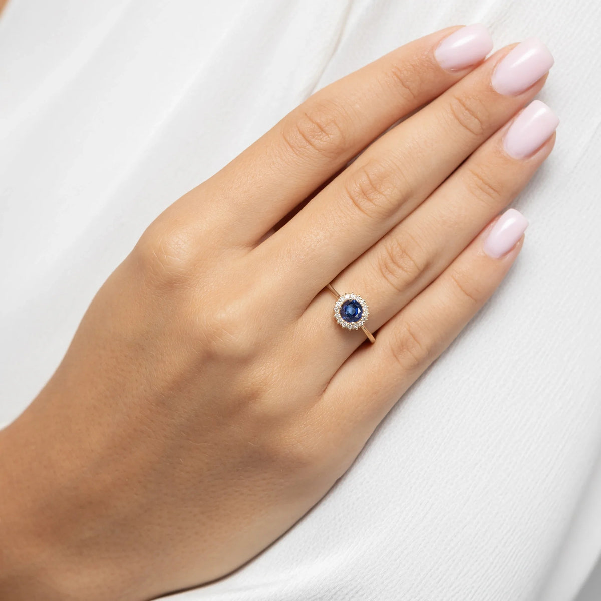 Ring aus 14-karätigem (585) Gold mit 0,50 ct Saphir. Wird in einer eleganten Schachtel geliefert, die sich perfekt als Geschenk eignet.