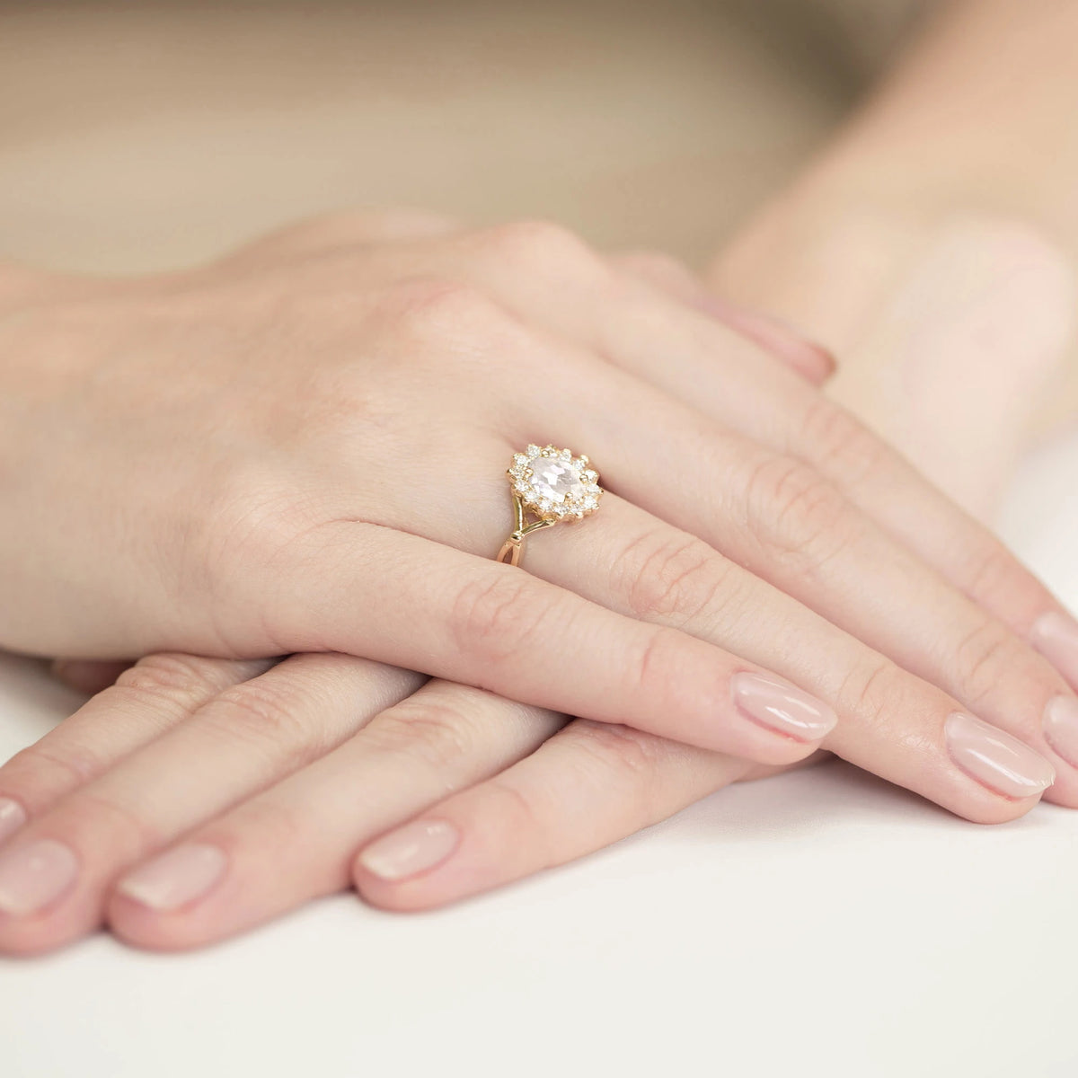 Ring aus 14-karätigem (585) Gold mit 0,70 ct und 0,28 ct Labor-Diamanten. Wird in einer eleganten Schachtel geliefert, die sich perfekt als Geschenk eignet.