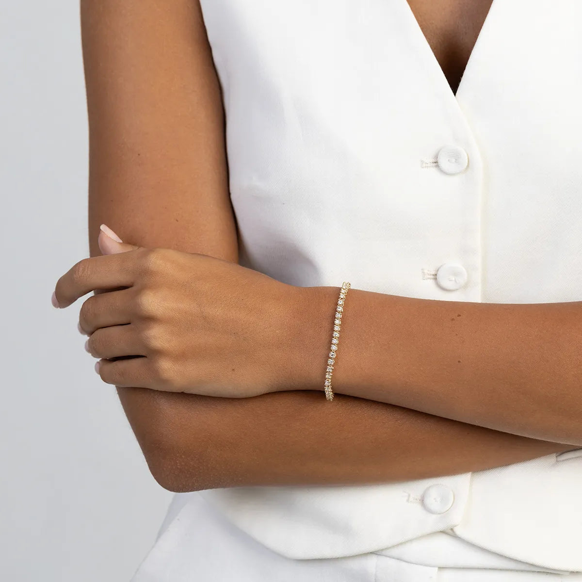 Dieses Tennisarmband aus 14 Karat (585) Gold, gesetzt mit 54 im Labor gezüchteten Diamanten mit einer Gesamtmasse von 2,16 ct, verkörpert zeitlose Schönheit. Es ist die perfekte Wahl für ein bedeutungsvolles Geschenk.