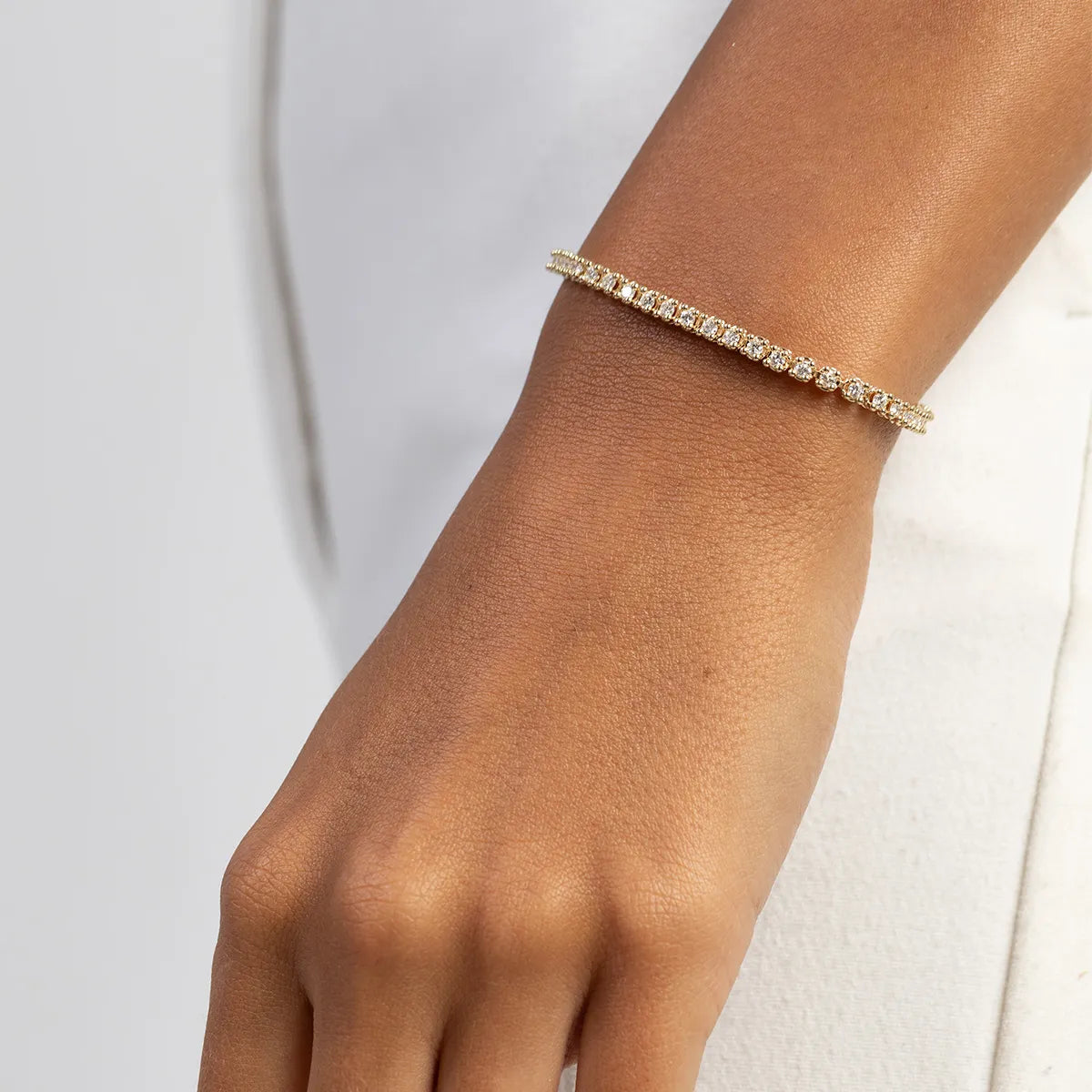 Dieses Tennisarmband aus 14 Karat (585) Gold, gesetzt mit 54 im Labor gezüchteten Diamanten mit einer Gesamtmasse von 2,16 ct, verkörpert zeitlose Schönheit. Es ist die perfekte Wahl für ein bedeutungsvolles Geschenk.