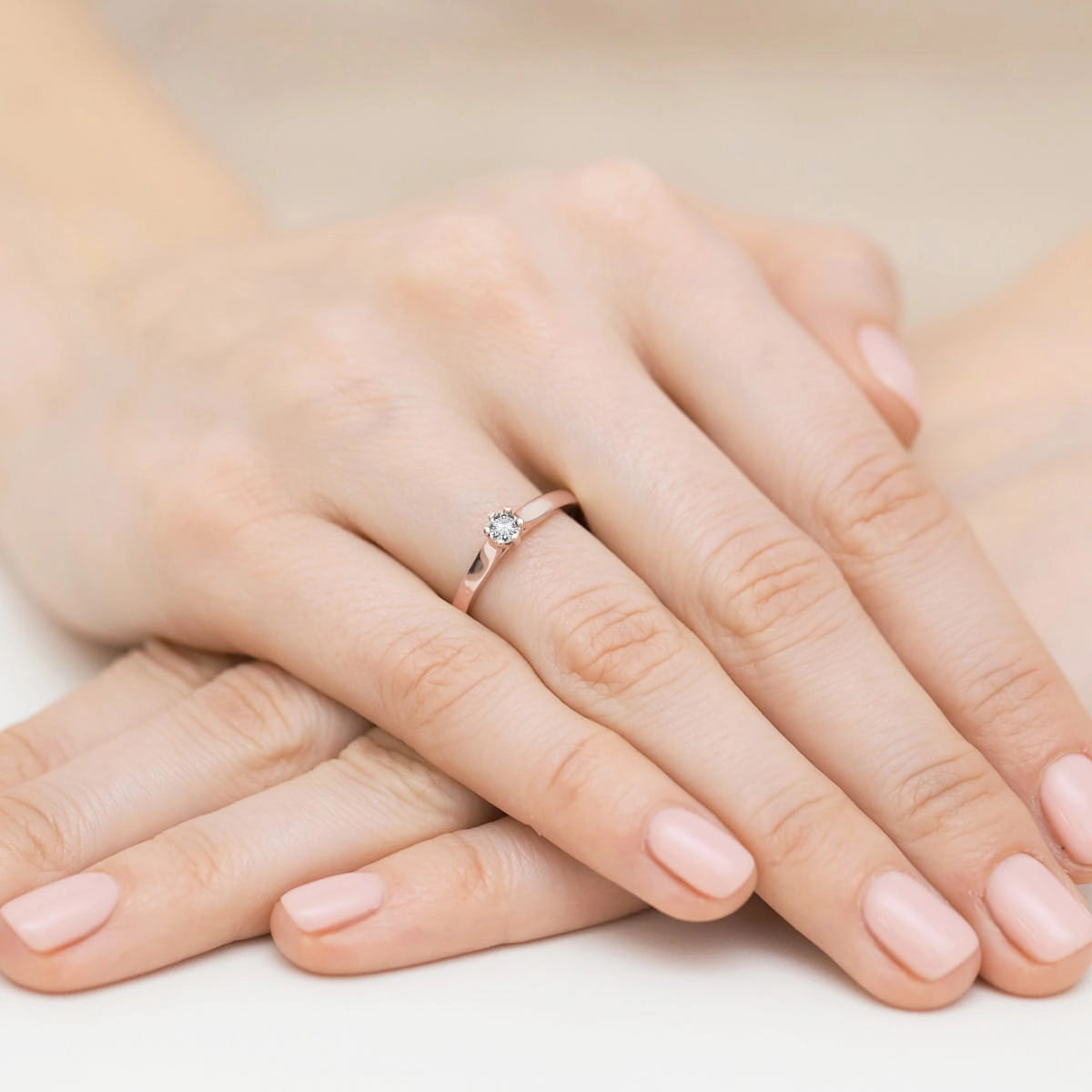 Verlobungsring aus 14 Karat Roségold mit Diamant | 0,15 ct Brillantschliff-Diamant | Eleganter Schmuck für Damen als Geschenk