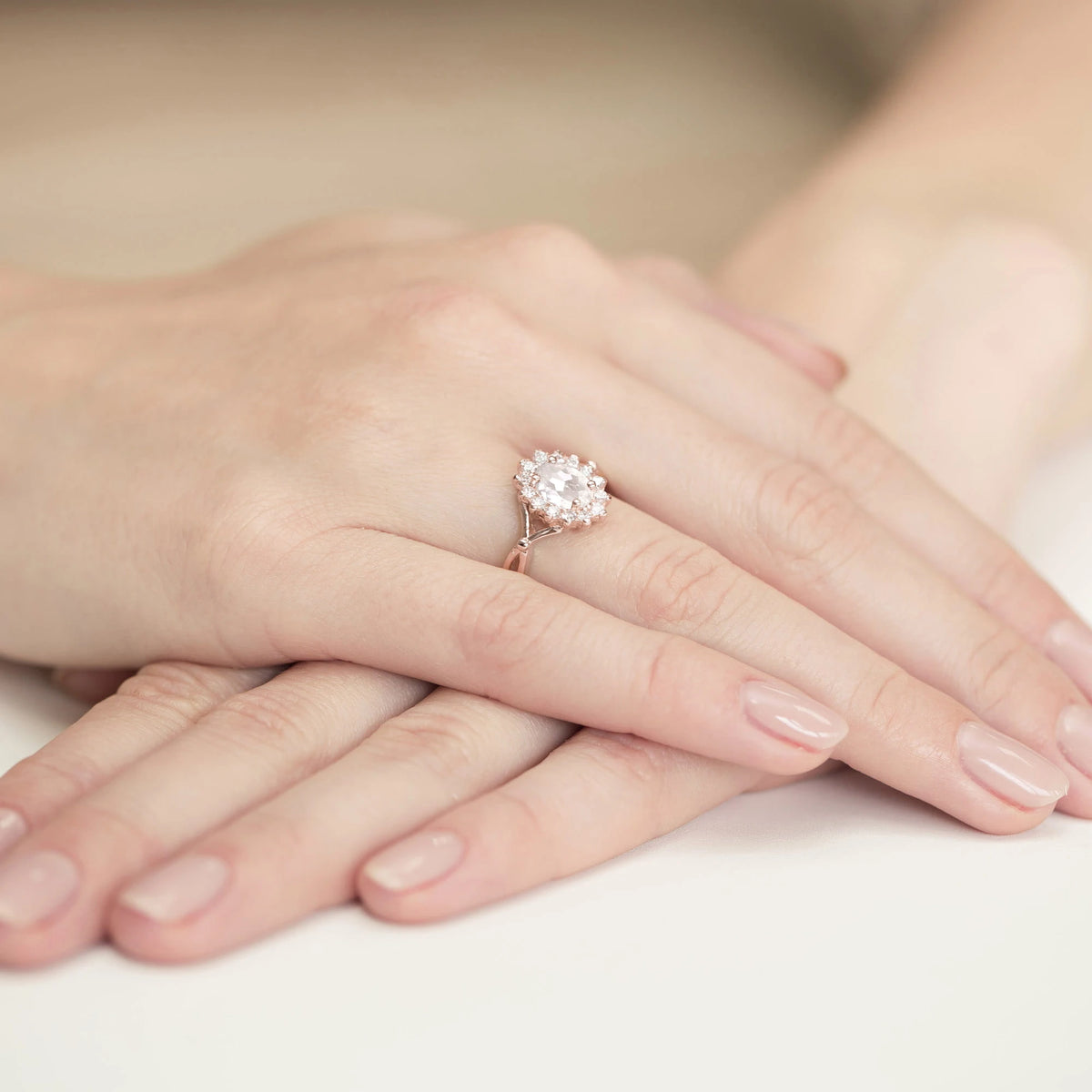 Ring aus Roségold 14 Karat (585) mit 0,70 ct und 0,28 ct Labor-Diamanten. Wird in einer eleganten Schachtel geliefert, die sich perfekt als Geschenk eignet.