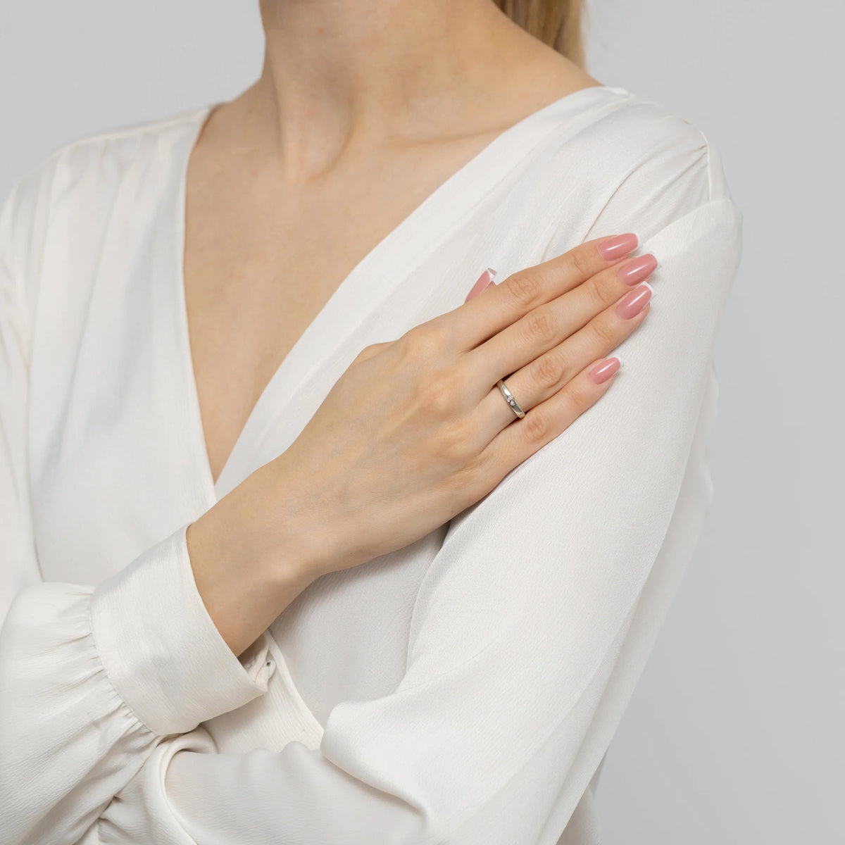 14-karätiger Ring aus Weißgold mit 2 rosa Zirkonia-Herzen. Ausgezeichnetes Geschenk. Perfekt für den Alltag und besondere Anlässe.