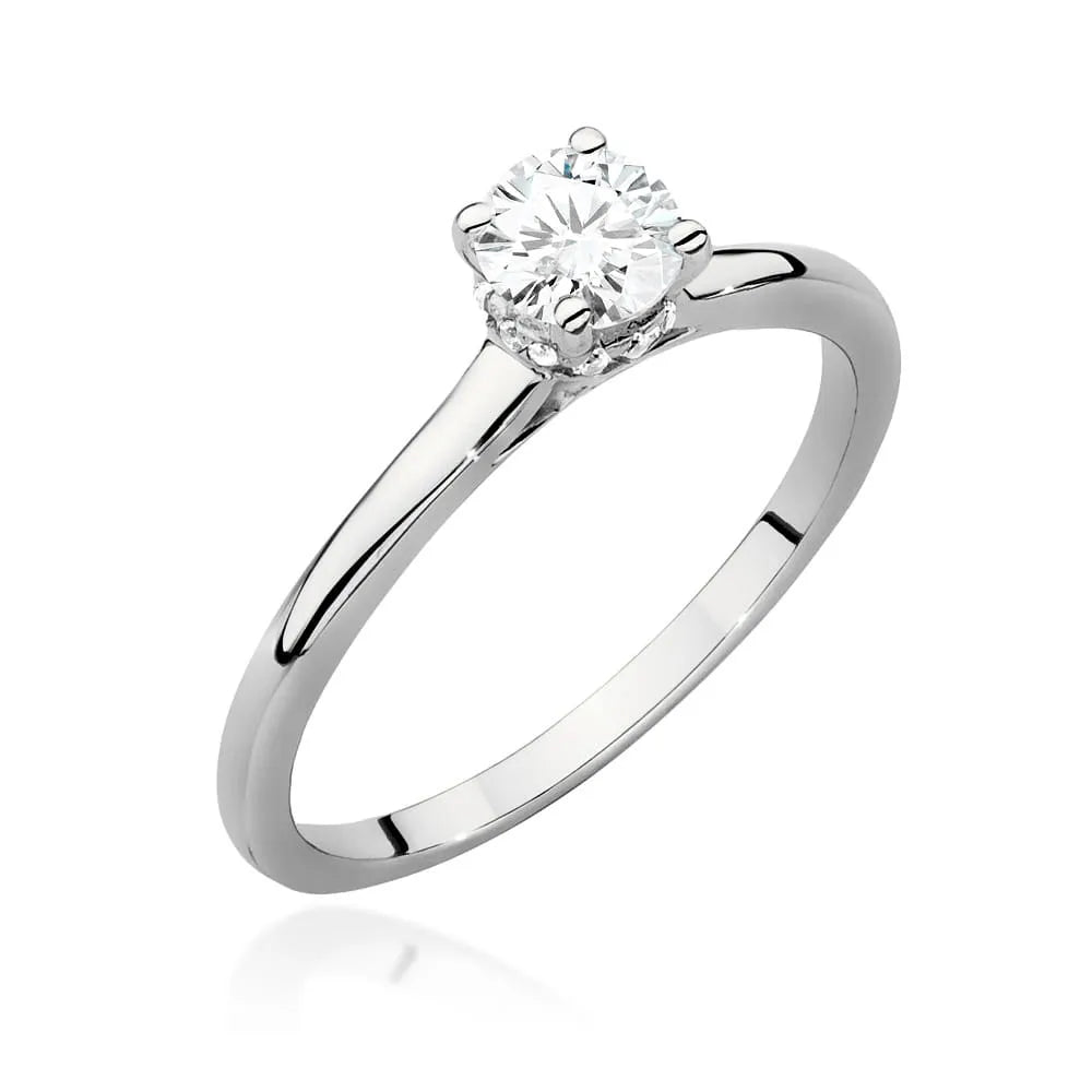 Ring aus 14-karätigem (585) Weißgold mit 0,40 ct und 0,06 ct Diamanten. Wird in einer eleganten Schachtel geliefert, die sich perfekt als Geschenk eignet.