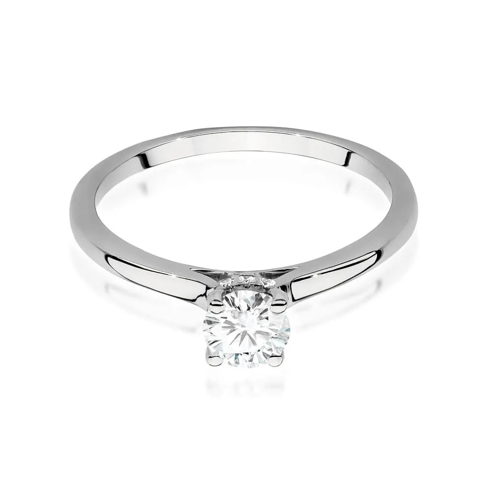 Ring aus 14-karätigem (585) Weißgold mit 0,40 ct und 0,06 ct Diamanten. Wird in einer eleganten Schachtel geliefert, die sich perfekt als Geschenk eignet.