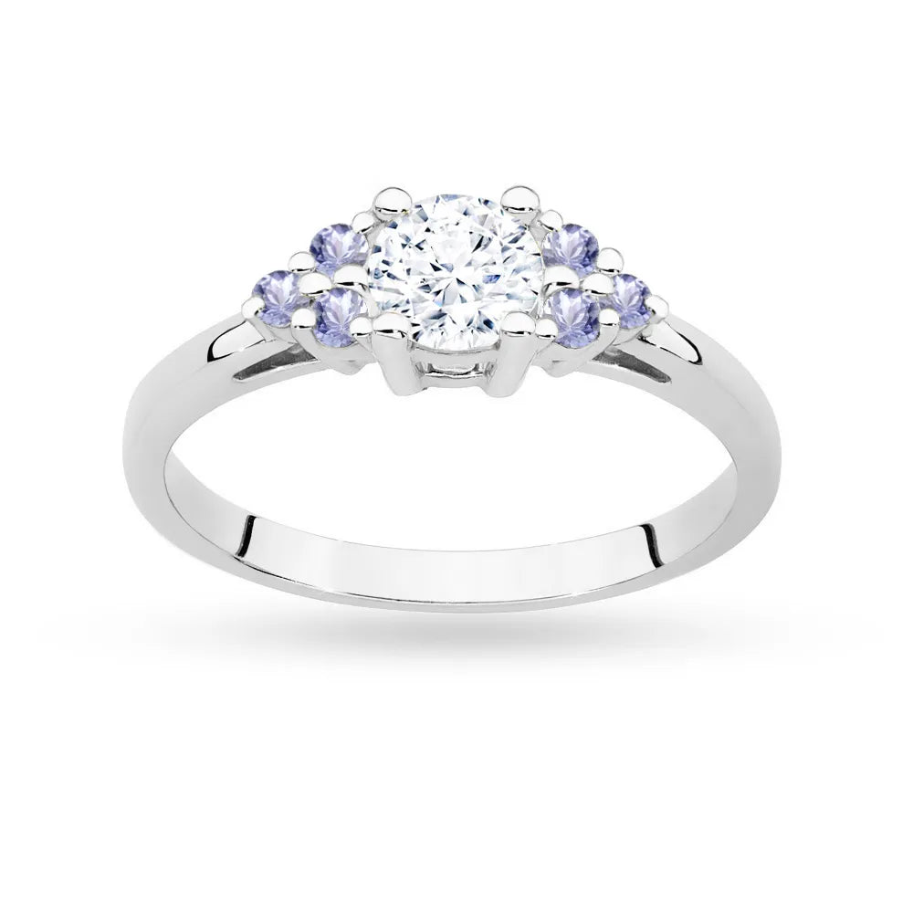 Ring aus 14-karätigem (585) Weißgold mit 0,60 ct weißem Saphir und 6 Tansaniten. Wird in einer eleganten Schachtel geliefert, die sich perfekt als Geschenk eignet.