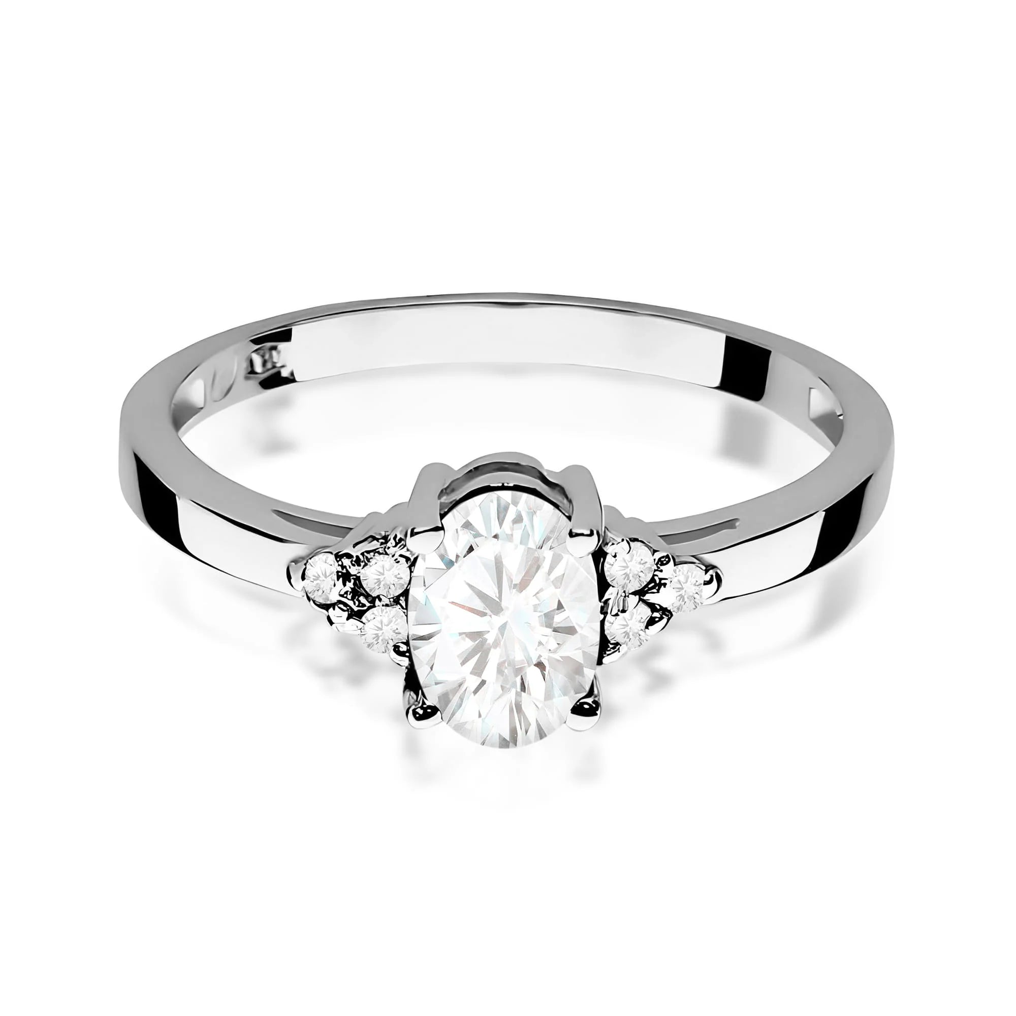 Ring aus 14-karätigem (585) Weißgold mit 0,70 ct und 0,052 ct Labor-Diamanten. Wird in einer eleganten Schachtel geliefert, die sich perfekt als Geschenk eignet.