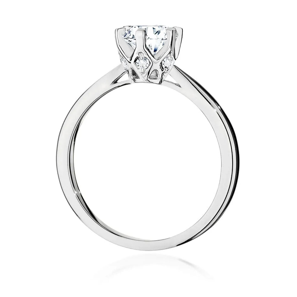Ring aus 14-karätigem (585) Weißgold mit einem 1 ct Diamanten und 0,06 ct Seitendiamanten. Perfekt als Geschenk.