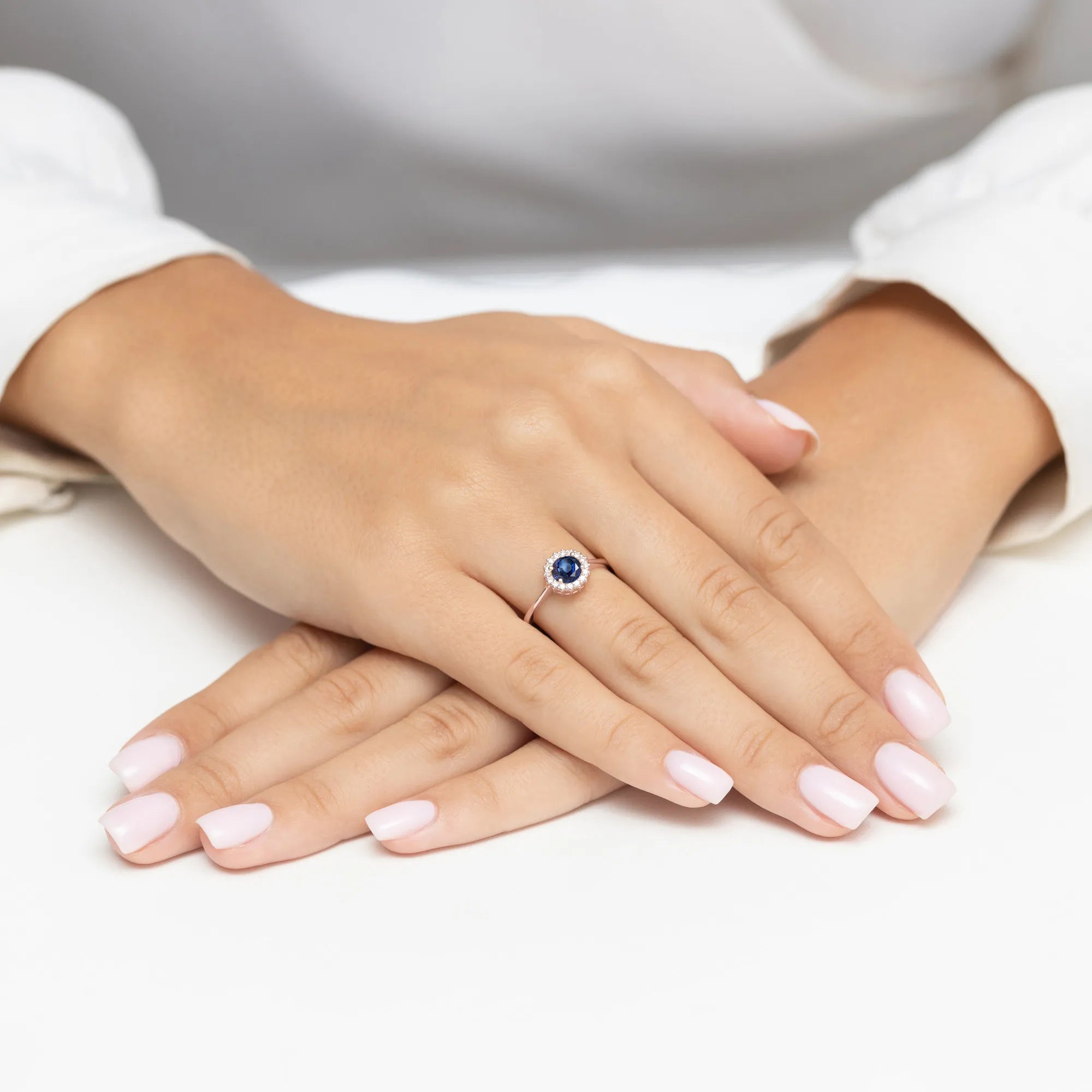 Ring aus 14-karätigem (585) Weißgold mit 0,50 ct Saphir. Wird in einer eleganten Schachtel geliefert, die sich perfekt als Geschenk eignet.