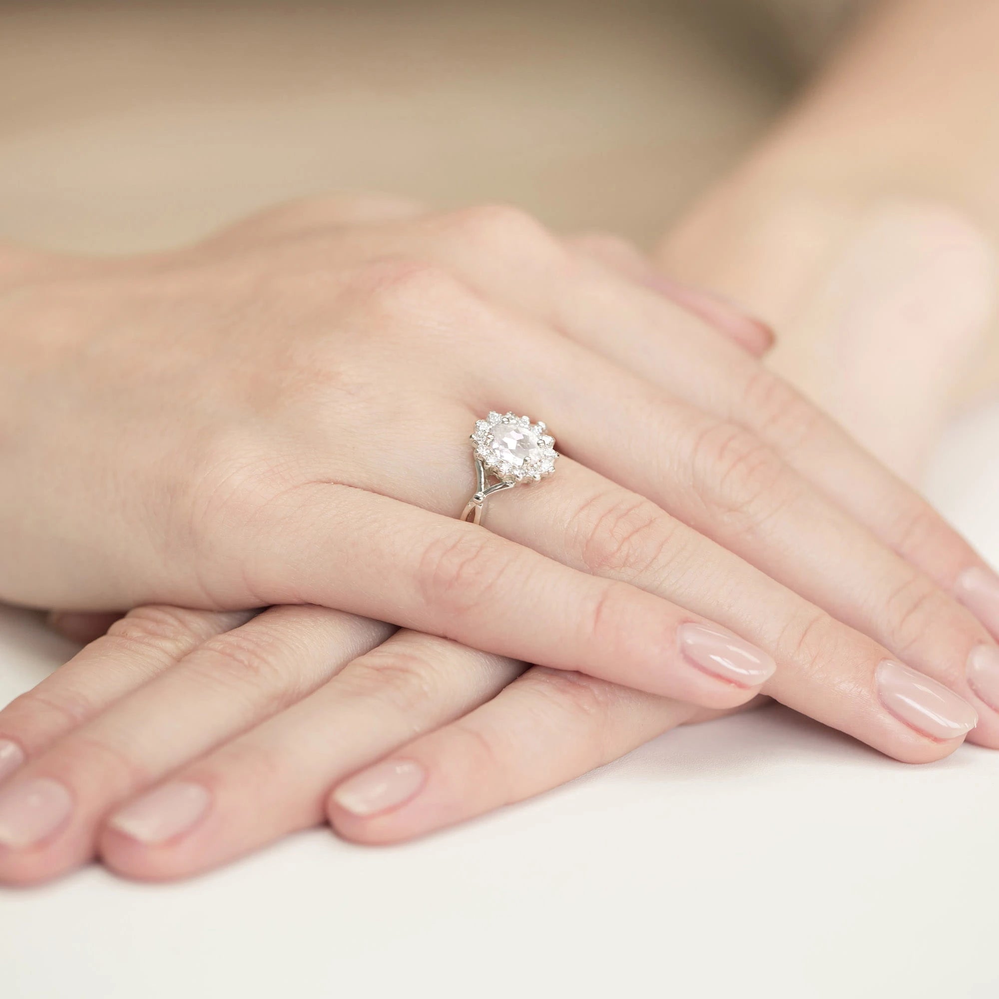 Ring aus 14-karätigem (585) Weißgold mit 0,70 ct und 0,28 ct Labor-Diamanten. Wird in einer eleganten Schachtel geliefert, die sich perfekt als Geschenk eignet.