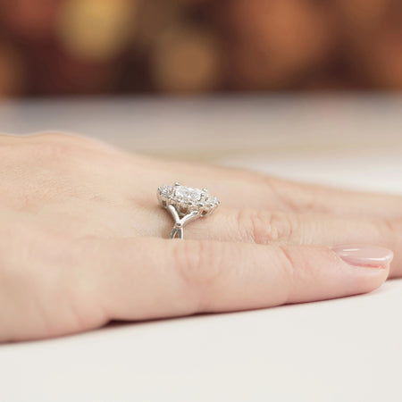 Ring aus 14-karätigem (585) Weißgold mit 0,70 ct und 0,28 ct Labor-Diamanten. Wird in einer eleganten Schachtel geliefert, die sich perfekt als Geschenk eignet.