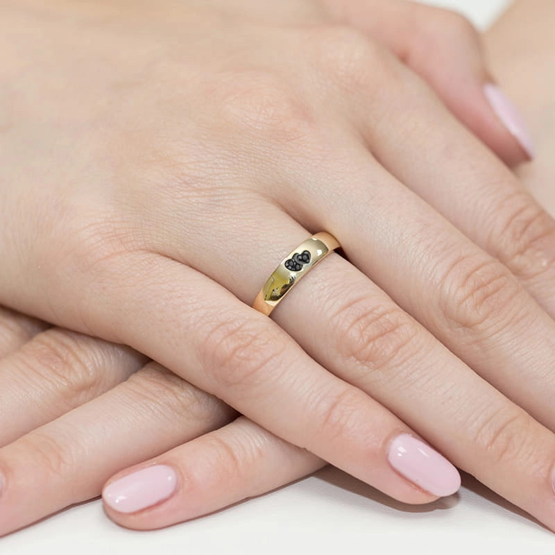 14-karätiger Goldring mit 2 schwarzen Diamantherzen. Klassisches Design mit modernem Akzent. Verpackt in schwarzer Schachtel, Papier und Geschenktüte.