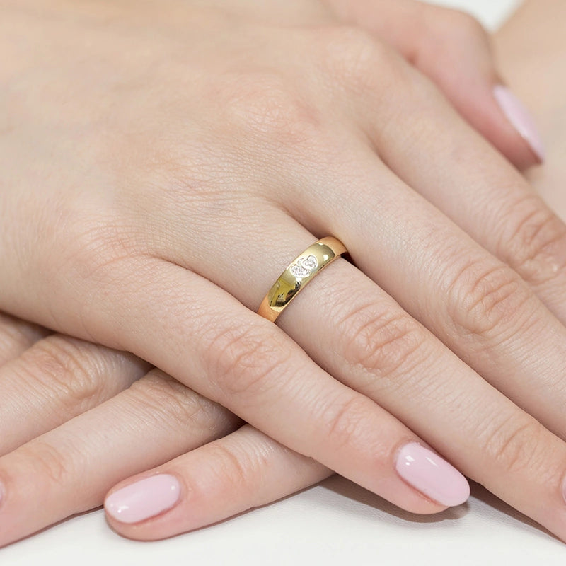 14-karätiger Goldring mit 2 weißen Zirkonia-Herzen. Klassisches Design mit modernem Akzent. Verpackt in schwarzer Schachtel, Papier und Geschenktüte.