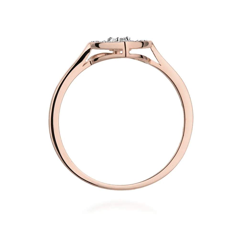 Ring aus 14 Karat Roségold mit einem 0,10 ct Diamanten und 18 Diamanten mit einem Gesamtgewicht von 0,09 ct. Der Ring wird in einer schwarzen Schachtel, Papier und Geschenktüte verpackt.