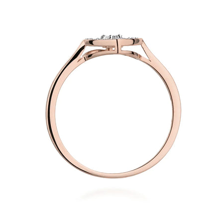 Ring aus 14 Karat Roségold mit einem 0,10 ct Diamanten und 18 Diamanten mit einem Gesamtgewicht von 0,09 ct. Der Ring wird in einer schwarzen Schachtel, Papier und Geschenktüte verpackt.