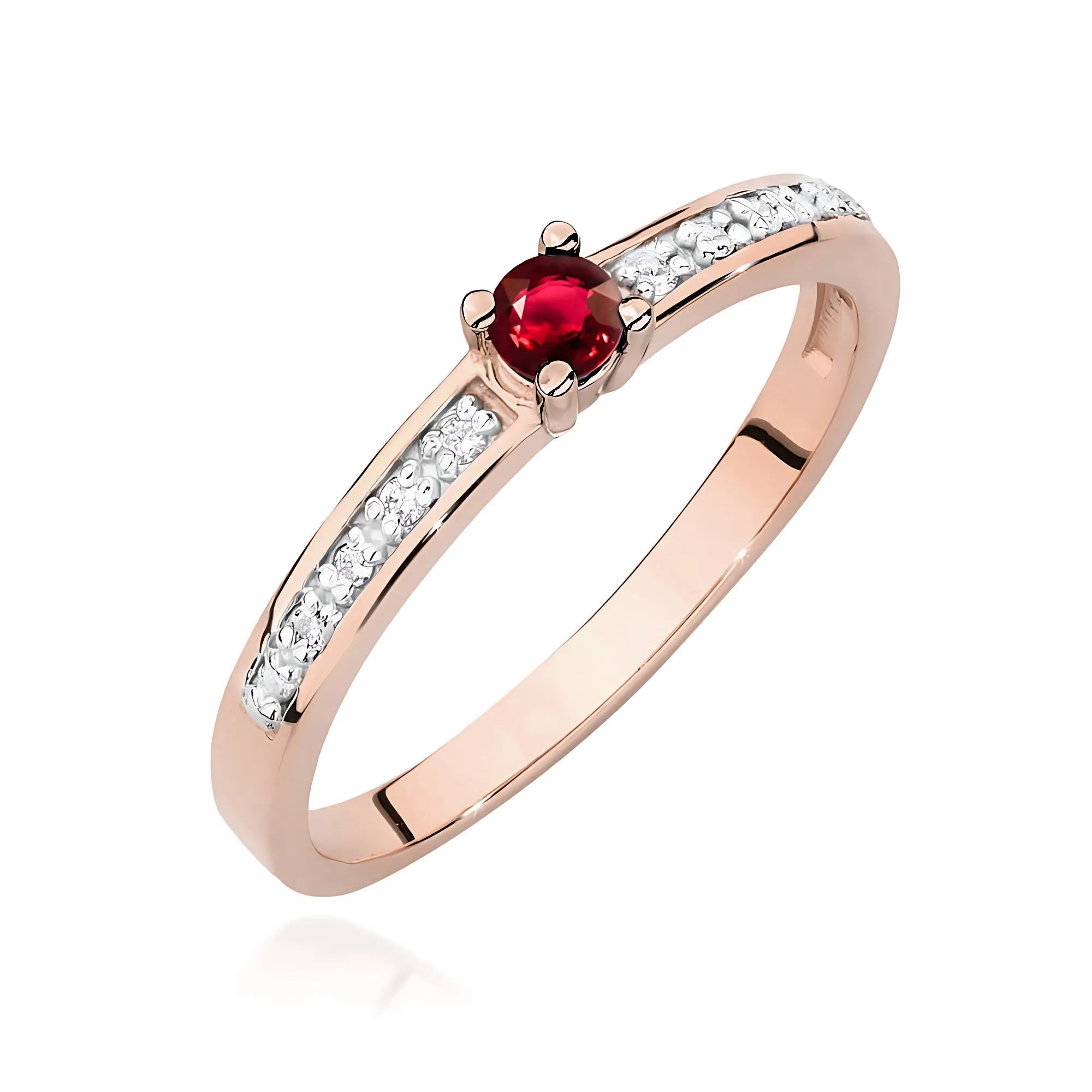 Ring aus 14 Karat Roségold mit 0,15 ct Rubin und 0,05 ct Diamanten. Verpackt in schwarzer Schachtel, Papier und Geschenktüte.