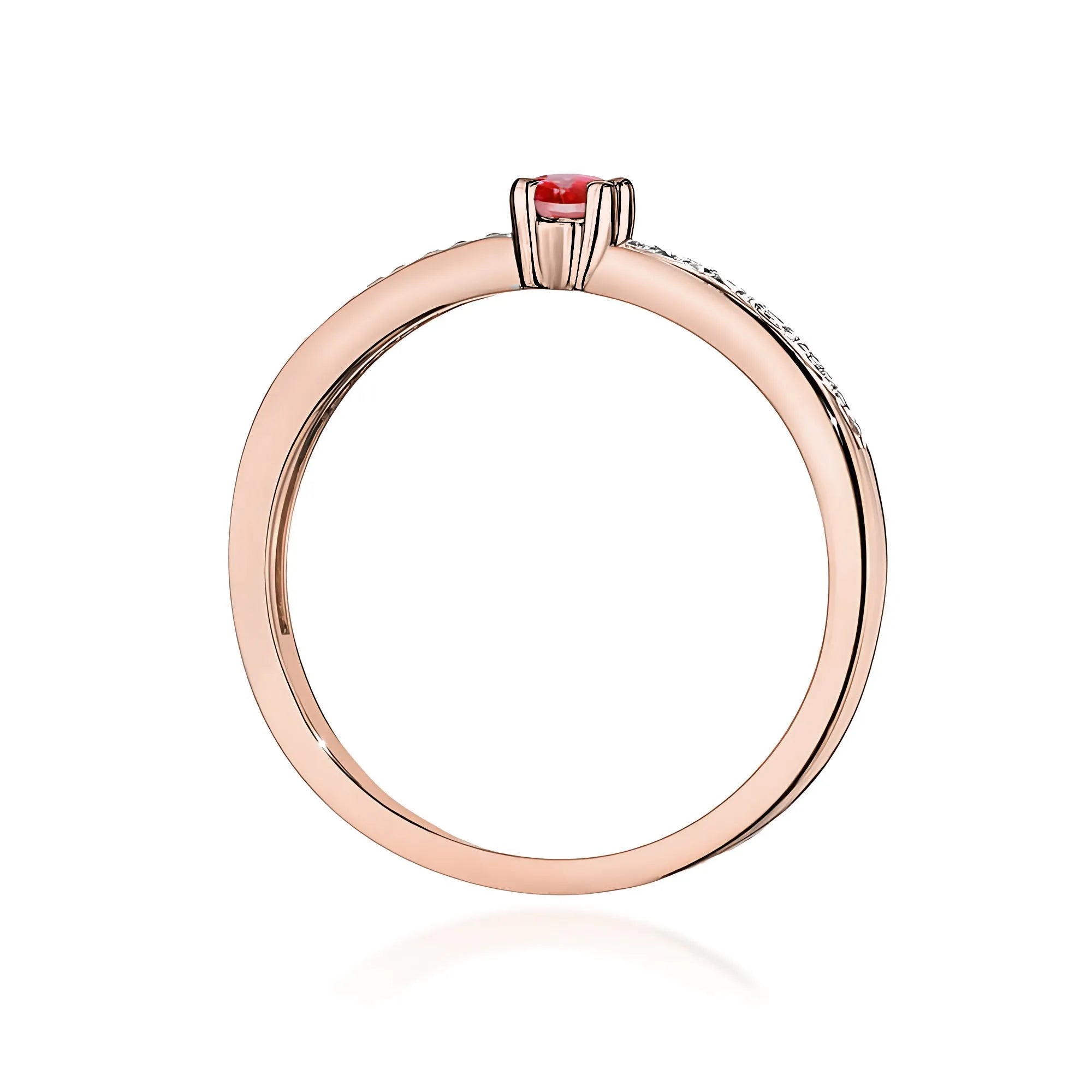 Ring aus 14 Karat Roségold mit 0,15 ct Rubin und 0,05 ct Diamanten. Verpackt in schwarzer Schachtel, Papier und Geschenktüte.