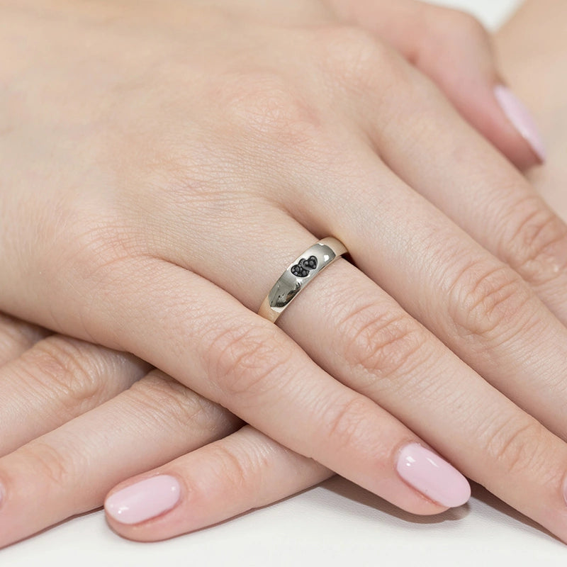 Ring aus 14-karätigem Weißgold mit 2 schwarzen Zirkonia-Herzen. Klassisches Design mit modernem Akzent. Verpackt in schwarzer Schachtel, Papier und Geschenktüte.