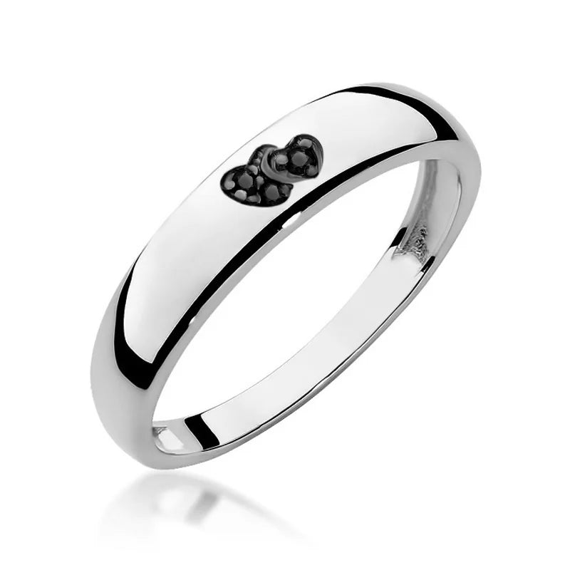 Ring aus 14-karätigem Weißgold mit 2 schwarzen Zirkonia-Herzen. Klassisches Design mit modernem Akzent. Verpackt in schwarzer Schachtel, Papier und Geschenktüte.