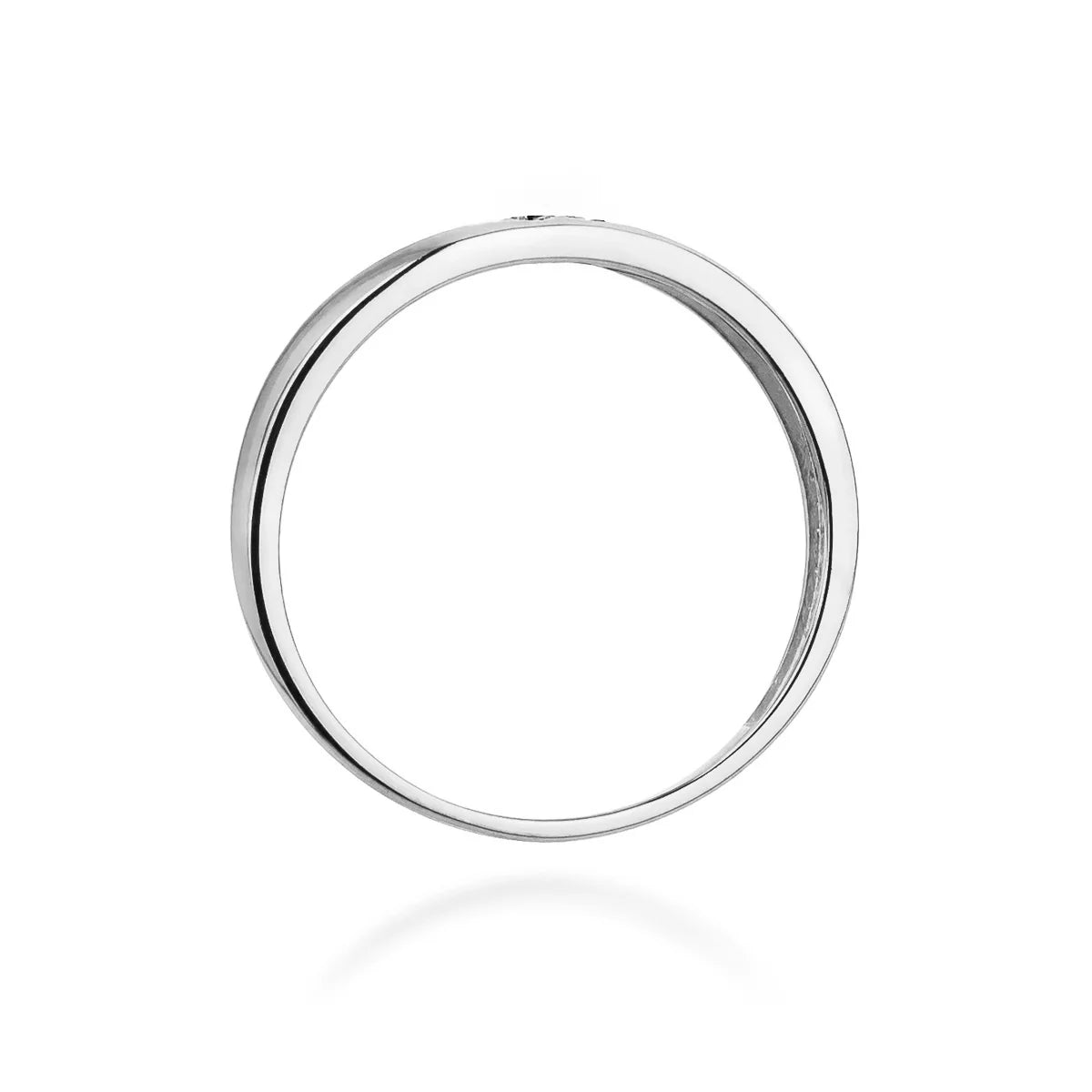 Ring aus 14-karätigem Weißgold mit 2 schwarzen Zirkonia-Herzen. Klassisches Design mit modernem Akzent. Verpackt in schwarzer Schachtel, Papier und Geschenktüte.