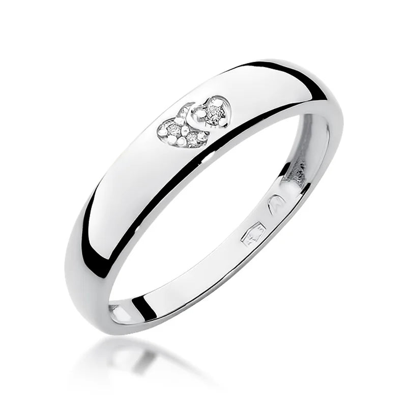Ring aus 14 Karat Weißgold mit 2 weißen Zirkonia-Herzen. Klassisches Design mit modernem Akzent. Verpackt in schwarzer Schachtel, Papier und Geschenktüte.