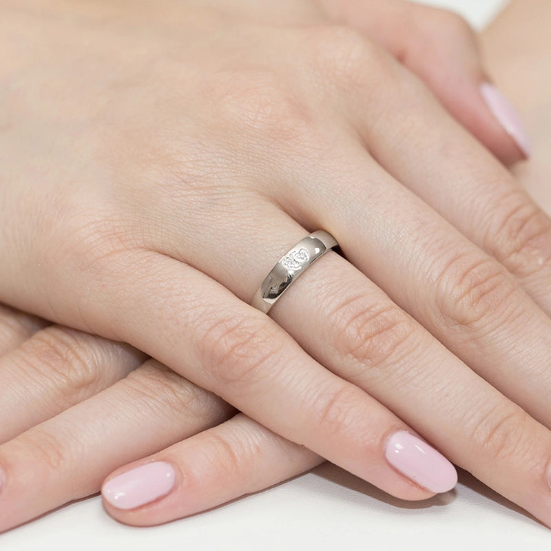 Ring aus 14 Karat Weißgold mit 2 weißen Zirkonia-Herzen. Klassisches Design mit modernem Akzent. Verpackt in schwarzer Schachtel, Papier und Geschenktüte.