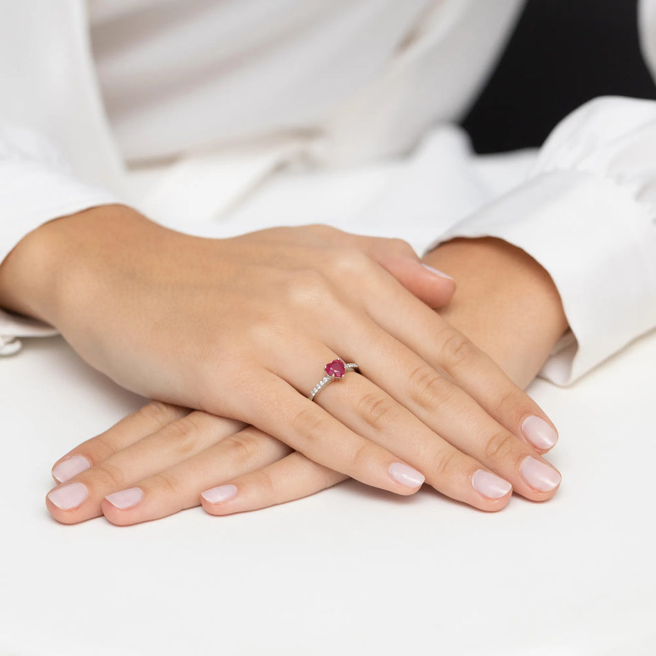 Ring aus 14 Karat Weißgold mit Rubinherz und 0,10 Karat Diamanten. Verpackt in schwarzer Schachtel, Papier und Geschenktüte.