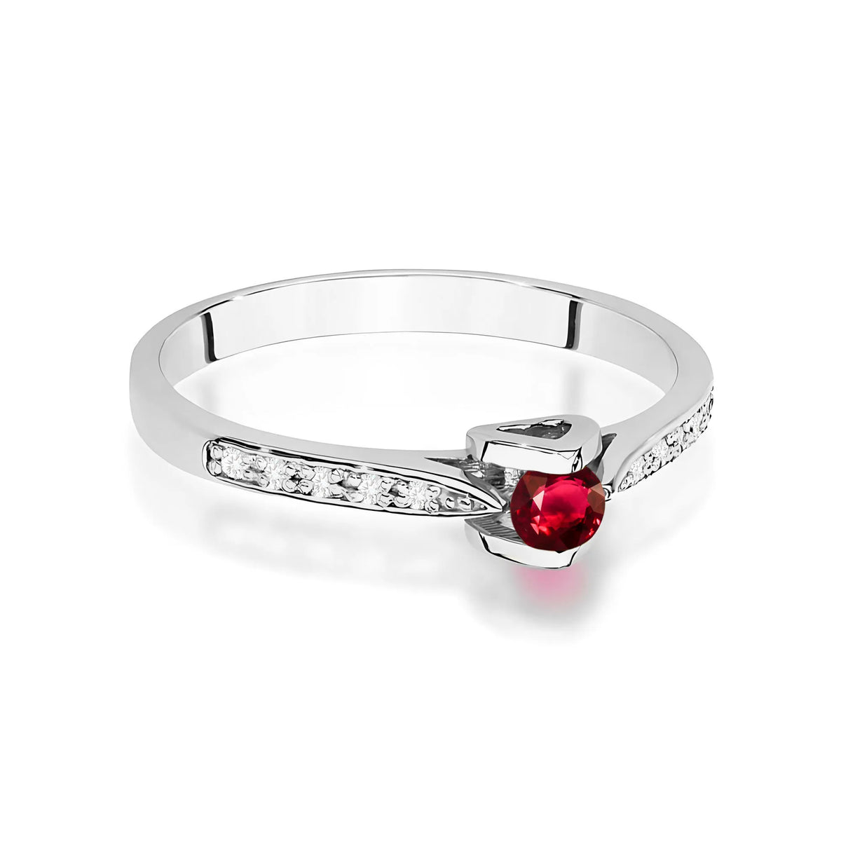 Ring aus 14 Karat Weißgold mit 0,15 ct Rubin und 0,05 ct Diamanten. Verpackt in schwarzer Schachtel, Papier und Geschenktüte.